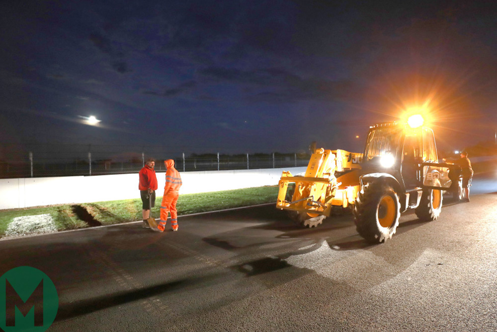 [Imagem: workers_during_the_motogp_at_silverstone.jpg]